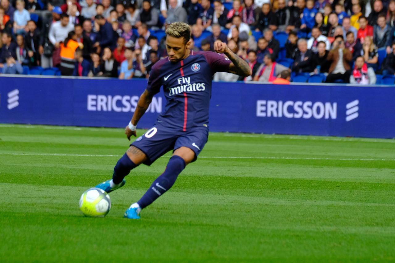 师徒重聚，阿隆索与维尔茨赛后拥抱致意，后者赠出比赛球衣（师徒再会，阿隆索赛后与维尔茨相拥，维尔茨赠球衣致意）