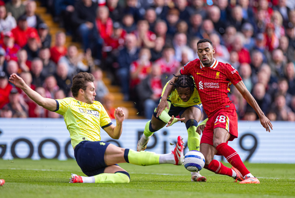 纪念去世的朋友，雅克松的打底衫上写着“安息吧，我的兄弟”（悼念亡友，雅克松穿印有“安息吧，我的兄弟”的打底衫）