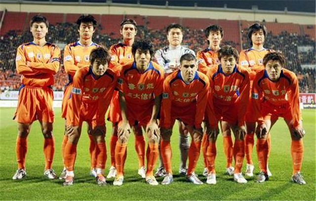 葡萄牙2026客场球衣谍照曝光，V字纹路寓意超级英雄（葡萄牙2026客场球衣疑现身，V形纹设计致敬超级英雄）