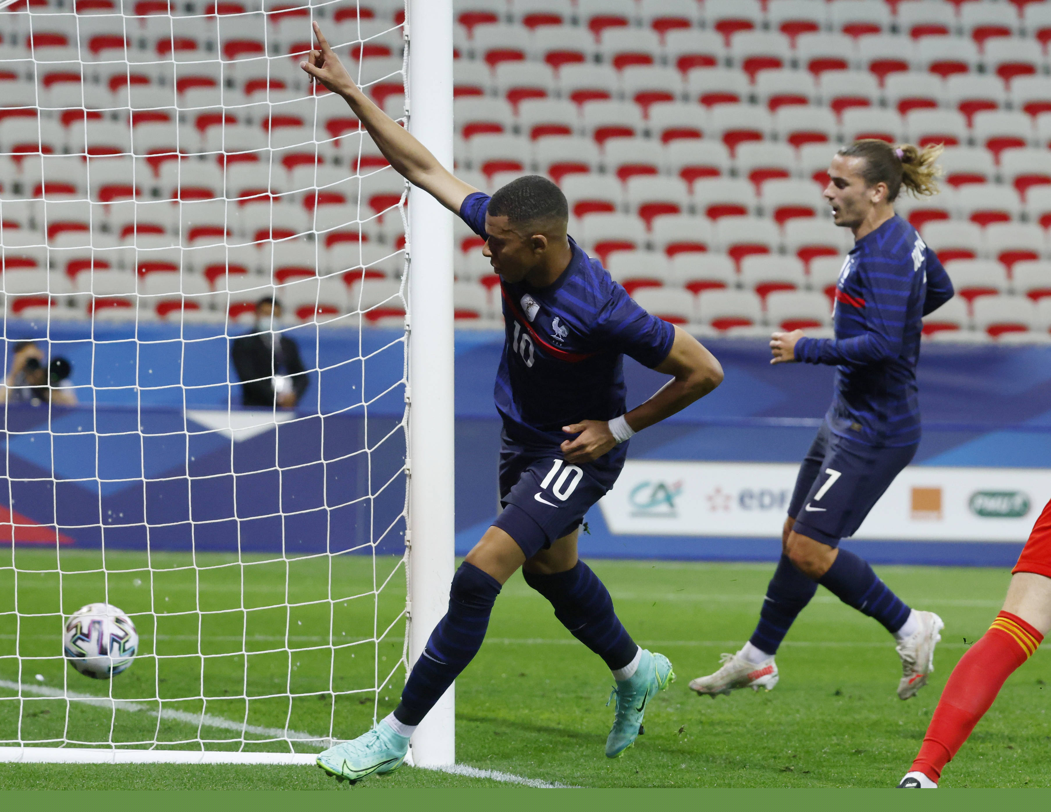 奥乌苏去津门虎？于根伟：目前不可能敲定引援，别轻信传闻（传奥乌苏加盟津门虎？于根伟：引援尚未敲定，勿信传闻）