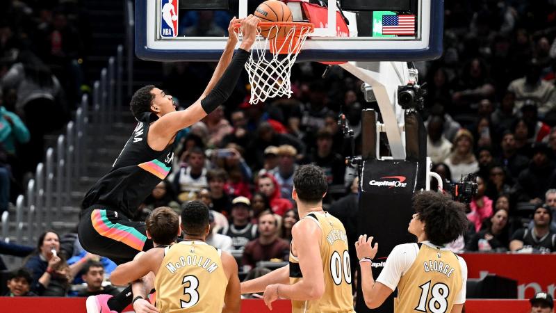 多特4-0十人黄潜，吉拉西双响，阿德耶米、斯文松建功，法比奥-席尔瓦失点（多特4-0完胜十人黄潜：吉拉西梅开二度，阿德耶米和斯文松破门，法比奥-席尔瓦点球失手）